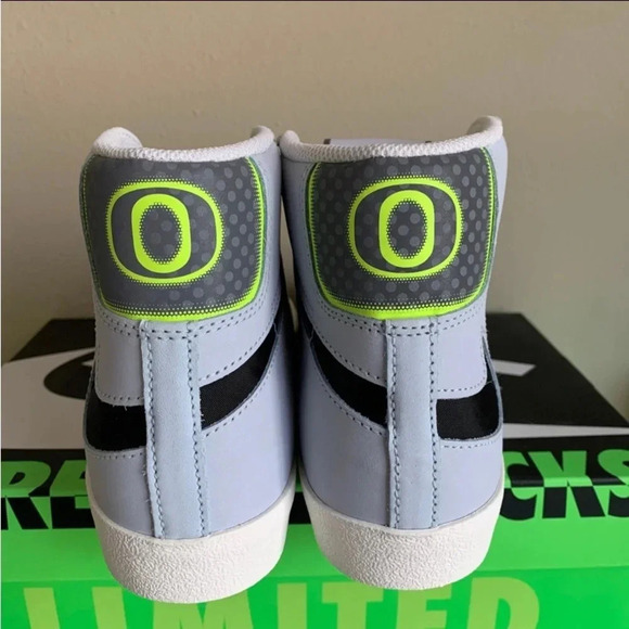 Nike Blazer ’77 Mid University of Oregon Ducks White Women 9 Men 7.5 NEW! RARE - Picture 2 of 9